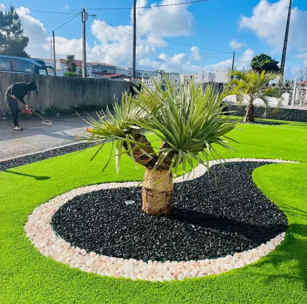 Jardim completo de moradia moderna com relva sintética — resultado final