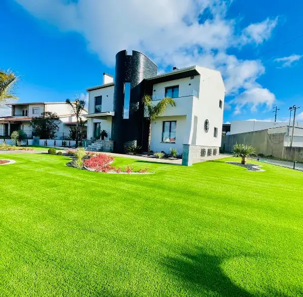 Jardim completo de moradia moderna com relva sintética — resultado final