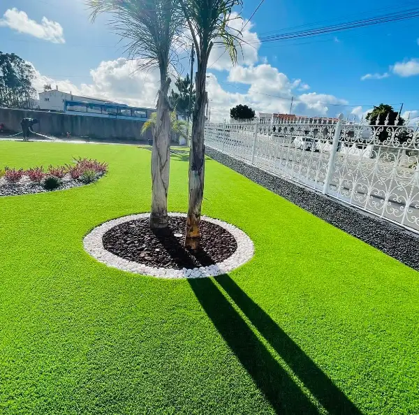 Jardim completo de moradia moderna com relva sintética — resultado final
