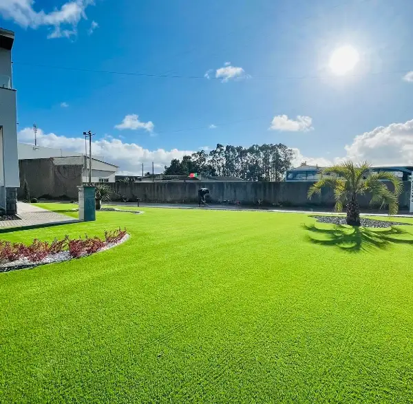 Jardim completo de moradia moderna com relva sintética — resultado final