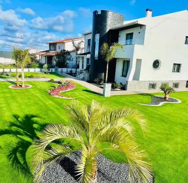 Jardim completo de moradia moderna com relva sintética — resultado final