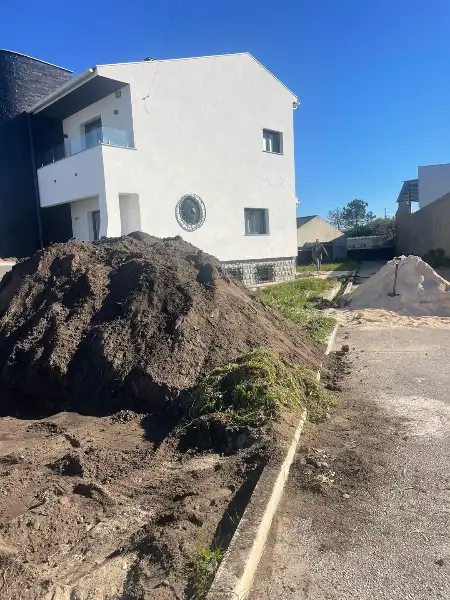 Jardim completo de moradia moderna com relva sintética — durante a obra