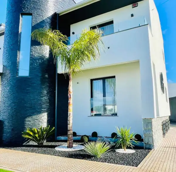 Jardim completo de moradia moderna com relva sintética — resultado final
