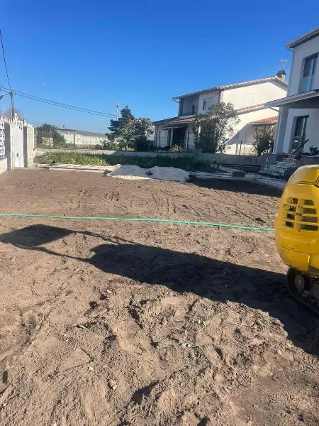 Jardim completo de moradia moderna com relva sintética — durante a obra