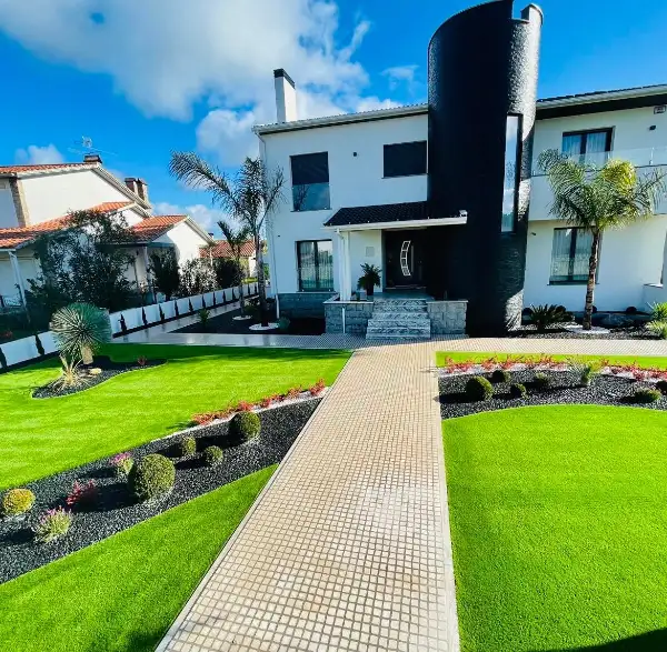 Jardim completo de moradia moderna com relva sintética — resultado final