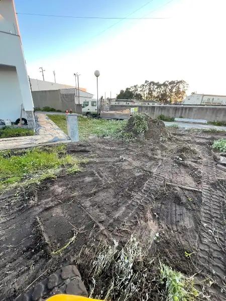 Jardim completo de moradia moderna com relva sintética — durante a obra