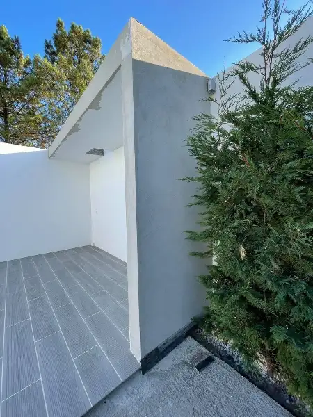 Jardim com piscina, pérgola e relva sintética — resultado final