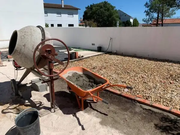 Jardim com piscina, pérgola e relva sintética — durante a obra