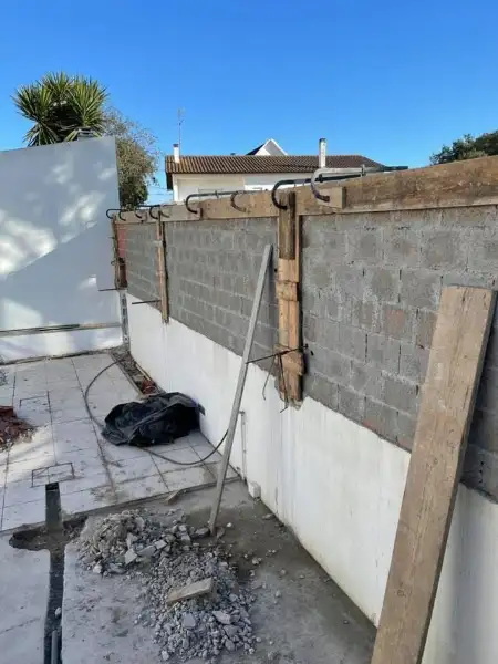 Jardim com piscina, pérgola e relva sintética — durante a obra