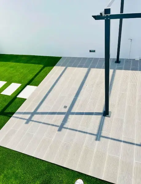 Jardim com piscina, pérgola e relva sintética — resultado final