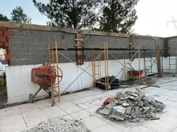 Jardim com piscina, pérgola e relva sintética — durante a obra