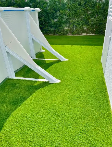 Jardim com piscina, pérgola e relva sintética — resultado final