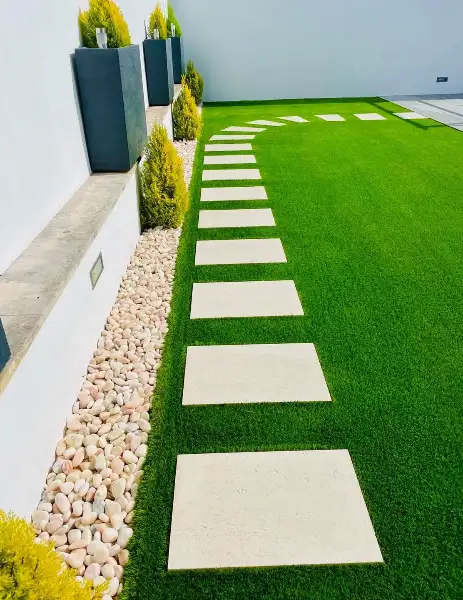 Jardim com piscina, pérgola e relva sintética — resultado final