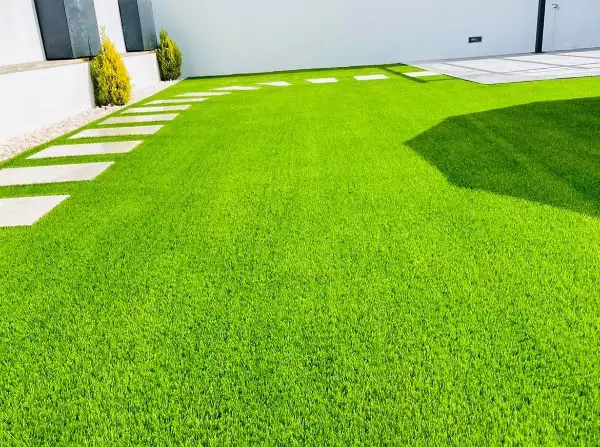 Jardim com piscina, pérgola e relva sintética — resultado final