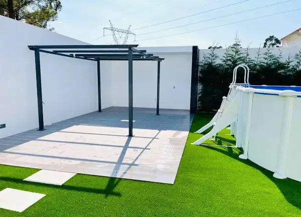 Jardim com piscina, pérgola e relva sintética — resultado final