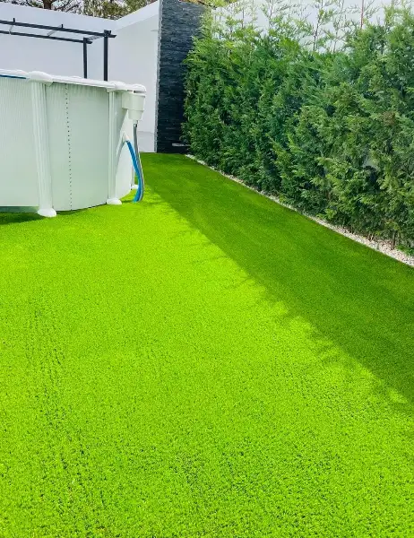 Jardim com piscina, pérgola e relva sintética — resultado final