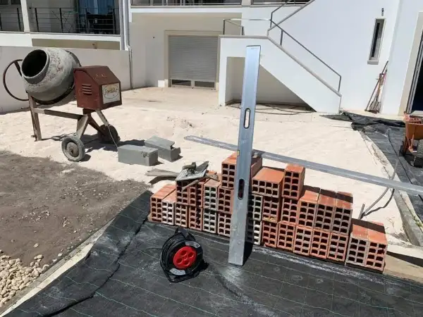 Jardim com piscina, pérgola e relva sintética — durante a obra