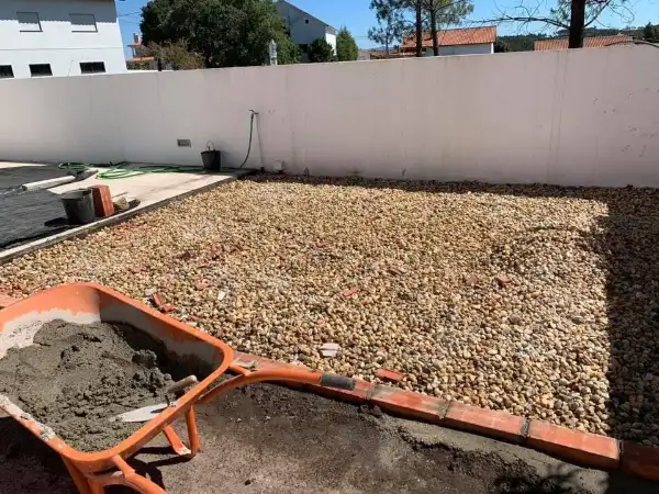 Jardim com piscina, pérgola e relva sintética — durante a obra