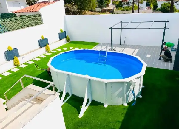 Jardim com piscina, pérgola e relva sintética — resultado final