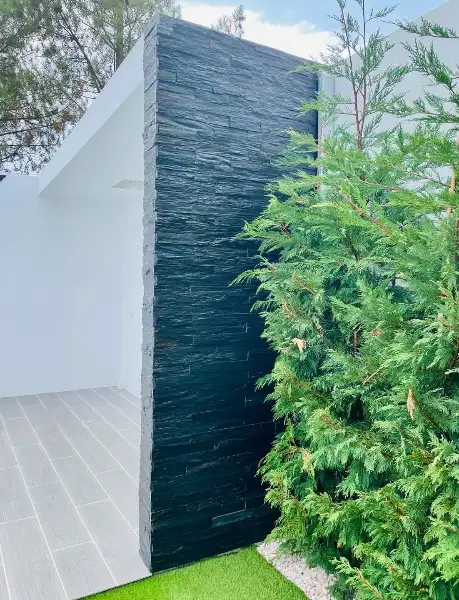 Jardim com piscina, pérgola e relva sintética — resultado final