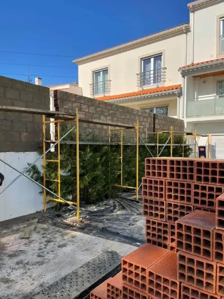 Jardim com piscina, pérgola e relva sintética — durante a obra
