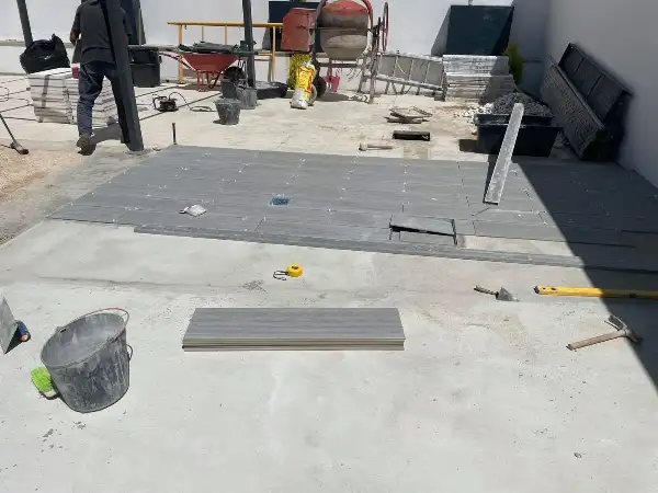 Jardim com piscina, pérgola e relva sintética — durante a obra