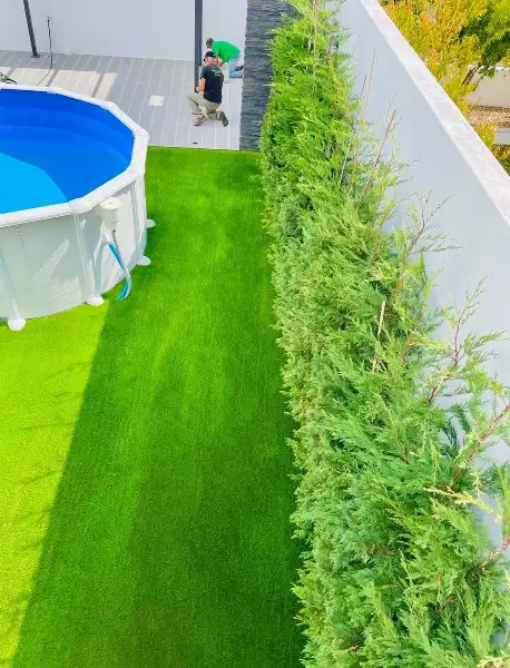 Jardim com piscina, pérgola e relva sintética — resultado final