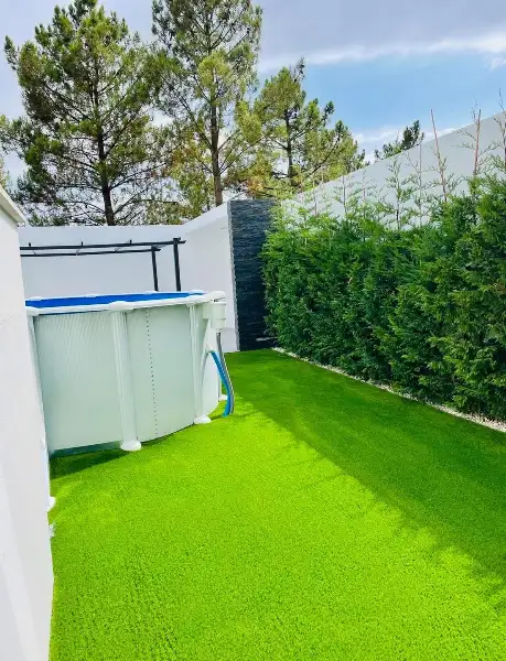 Jardim com piscina, pérgola e relva sintética — resultado final