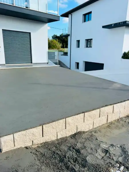 Relvado sintético com zona de estar em moradia nova — durante a obra