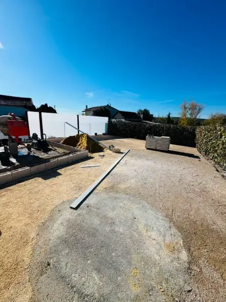 Relvado sintético com zona de estar em moradia nova — durante a obra