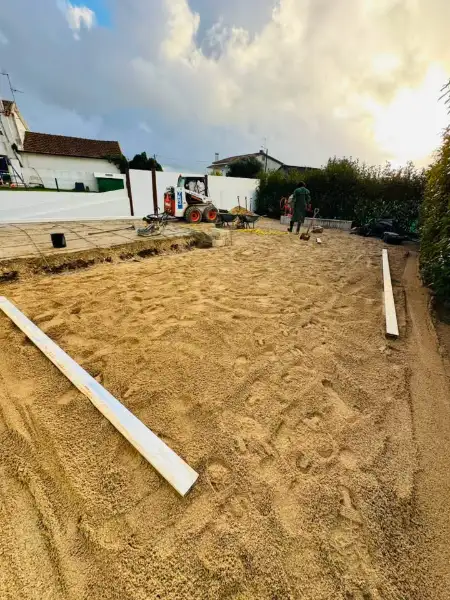 Relvado sintético com zona de estar em moradia nova — durante a obra