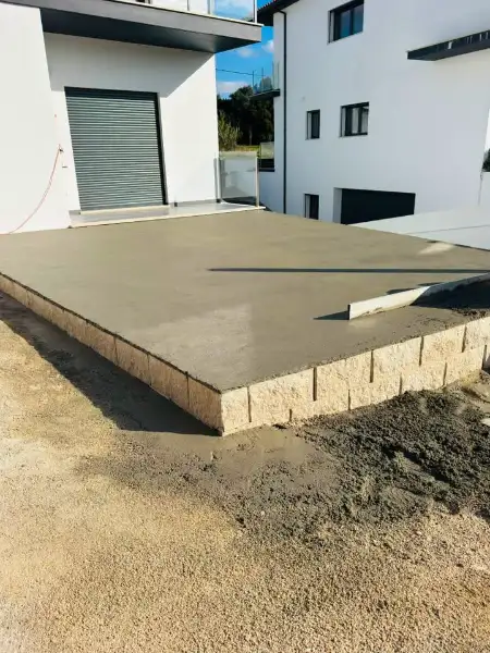 Relvado sintético com zona de estar em moradia nova — durante a obra