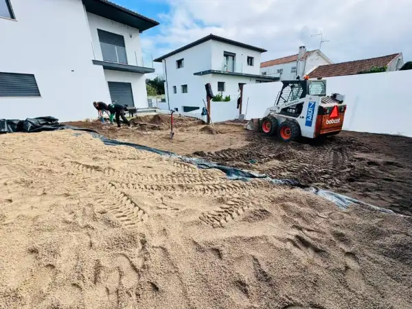 Relvado sintético com zona de estar em moradia nova — durante a obra