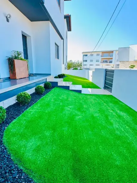 Relvado sintético com zona de estar em moradia nova — resultado final