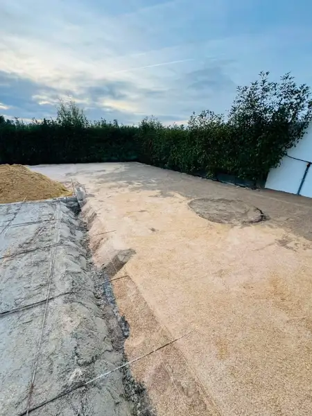 Relvado sintético com zona de estar em moradia nova — durante a obra