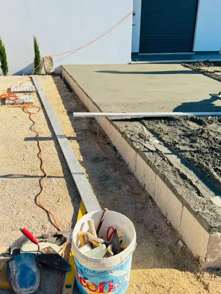 Relvado sintético com zona de estar em moradia nova — durante a obra