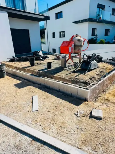 Relvado sintético com zona de estar em moradia nova — durante a obra