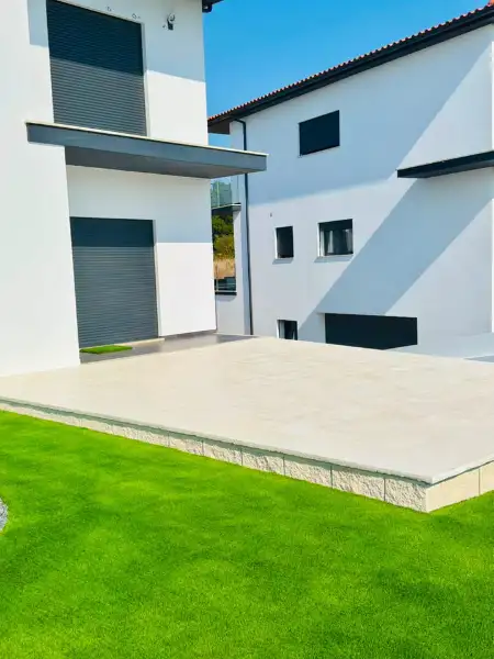 Relvado sintético com zona de estar em moradia nova — resultado final