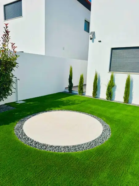 Relvado sintético com zona de estar em moradia nova — resultado final