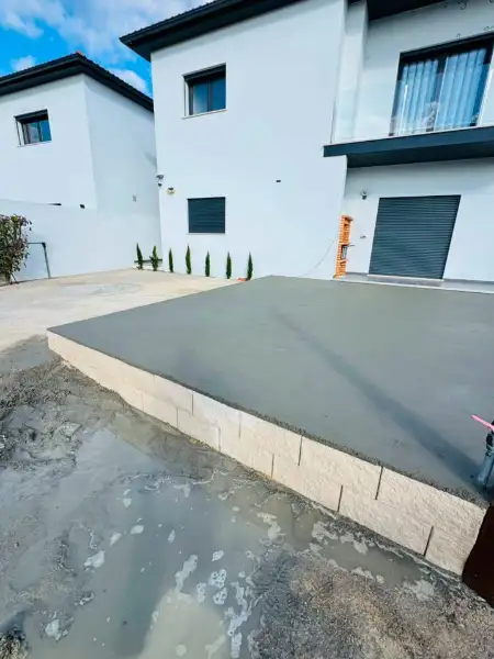 Relvado sintético com zona de estar em moradia nova — durante a obra