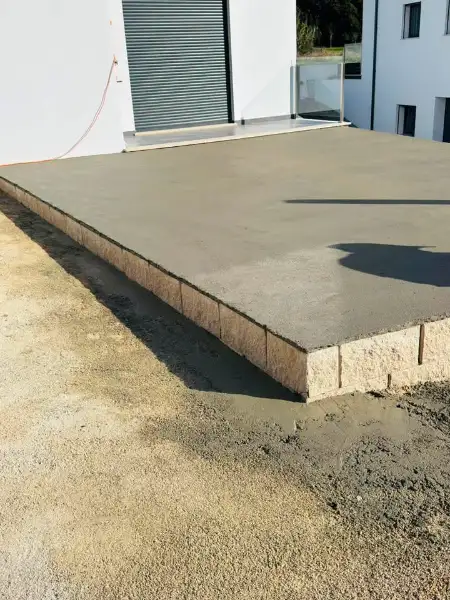 Relvado sintético com zona de estar em moradia nova — durante a obra