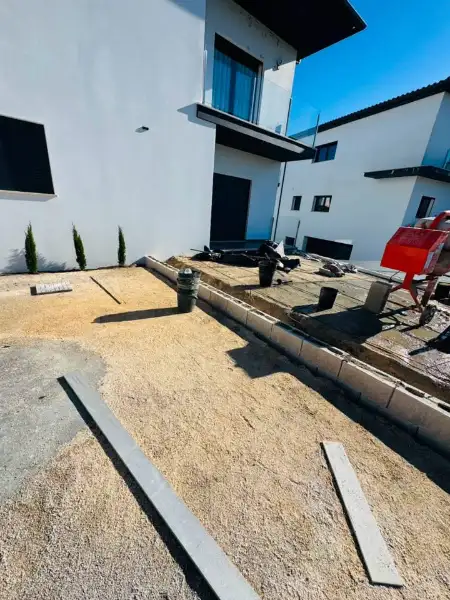 Relvado sintético com zona de estar em moradia nova — durante a obra