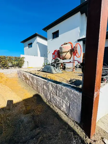 Relvado sintético com zona de estar em moradia nova — durante a obra
