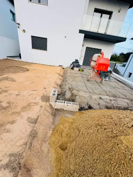 Relvado sintético com zona de estar em moradia nova — durante a obra