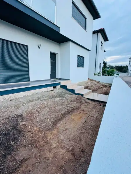 Relvado sintético com zona de estar em moradia nova — durante a obra
