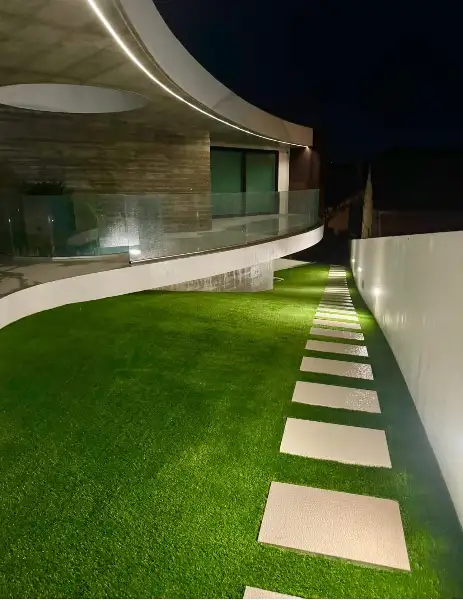Jardim de moradia contemporânea com relva sintética e pátio interior — resultado final