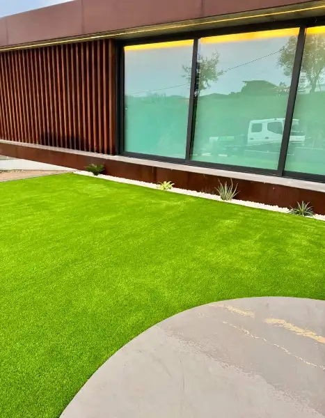 Jardim de moradia contemporânea com relva sintética e pátio interior — resultado final