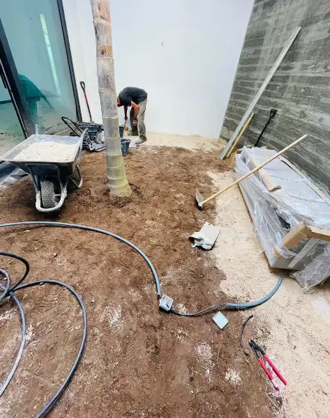 Jardim de moradia contemporânea com relva sintética e pátio interior — durante a obra