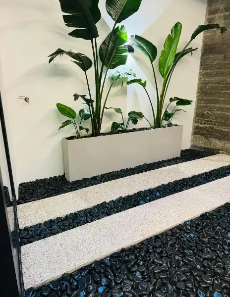 Jardim de moradia contemporânea com relva sintética e pátio interior — resultado final
