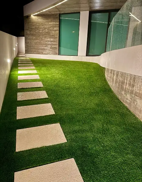 Jardim de moradia contemporânea com relva sintética e pátio interior — resultado final